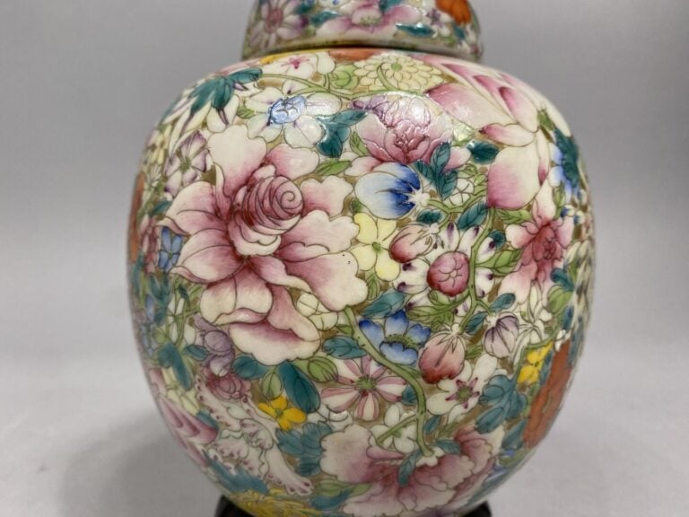 Chine - Petite potiche couverte en céramique émaillée à décor dit aux mille fle…