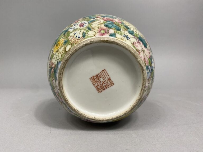 Chine - Petite potiche couverte en céramique émaillée à décor dit aux mille fle…