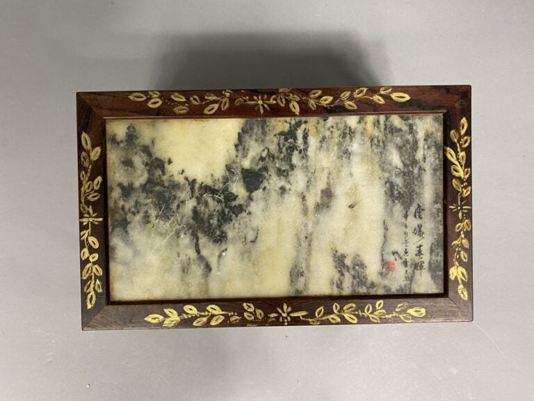 Chine - Pierre de rêve de forme rectangulaire, montée en petite table de lettré…