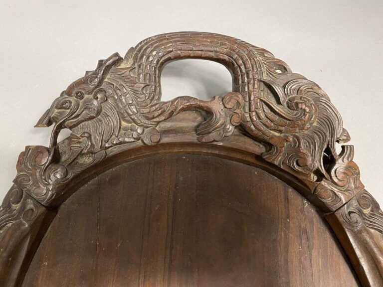 Chine - Plateau de forme oblongue à décor sculpté de dragons formant les anses…