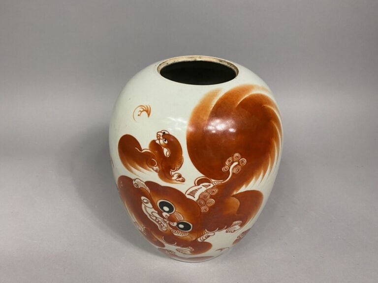 Chine - Pot à gingembre en porcelaine émaillée à décor de chiens de Fô en rouge…