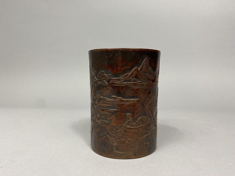 Chine - Pot à pinceau en bois sculpté en léger relief à décor d'un pêcheur dans…