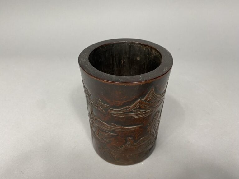 Chine - Pot à pinceau en bois sculpté en léger relief à décor d'un pêcheur dans…