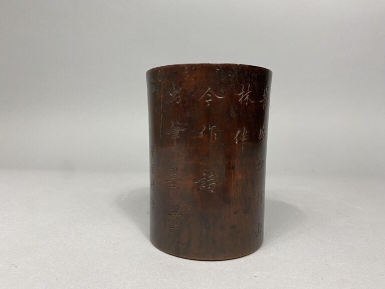 Chine - Pot à pinceau en bois sculpté en léger relief à décor d'un pêcheur dans…