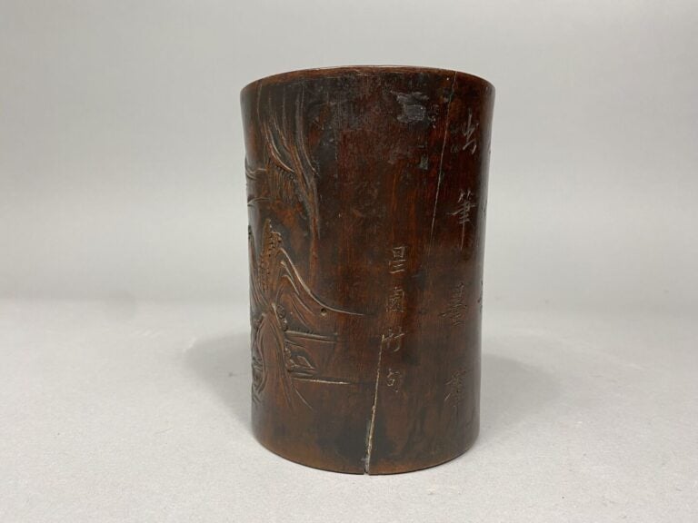 Chine - Pot à pinceau en bois sculpté en léger relief à décor d'un pêcheur dans…