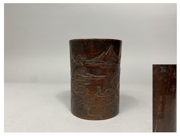 Chine - Pot à pinceau en bois sculpté en léger relief à décor d'un pêcheur dans…