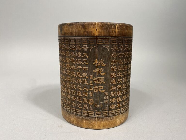 Chine - Pot à pinceaux en bambou à riche décor sculpté de calligraphies et fris…