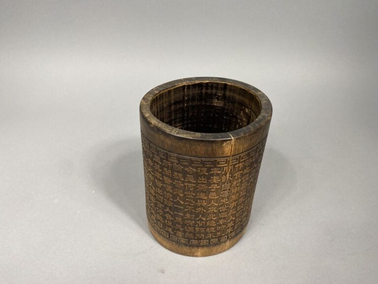 Chine - Pot à pinceaux en bambou à riche décor sculpté de calligraphies et fris…