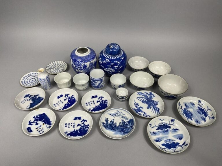 Chine pour le Vietnam, XIXe et XXe siècle - Lot de porcelaines bleu blanc, pour…