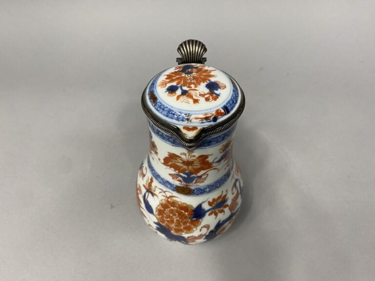 Chine, Qianlong - Verseuse balustre couverte en porcelaine Imari, monture en ar…