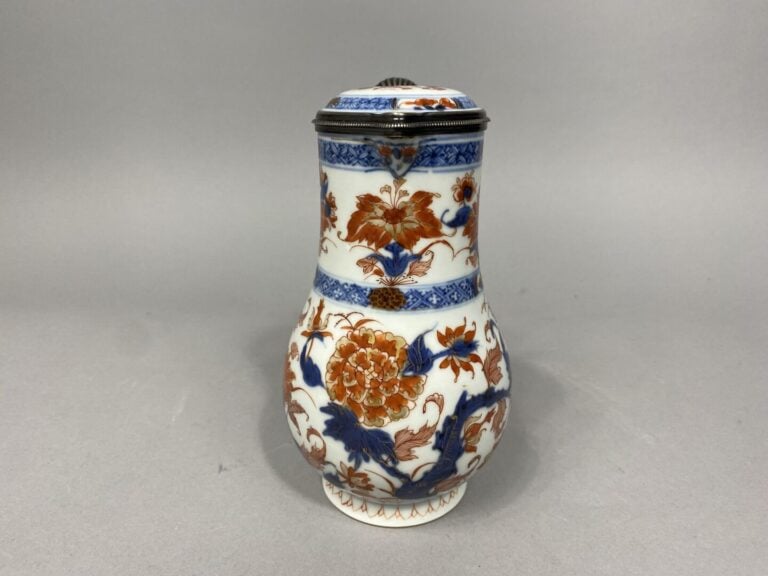 Chine, Qianlong - Verseuse balustre couverte en porcelaine Imari, monture en ar…