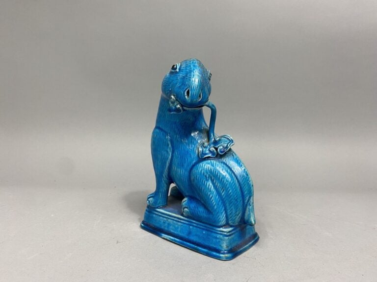 Chine, Qing dynastie, Kangxi ? - Sujet en porcelaine émaillée turquoise figuran…
