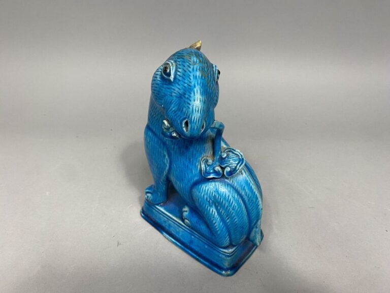 Chine, Qing dynastie, Kangxi ? - Sujet en porcelaine émaillée turquoise figuran…