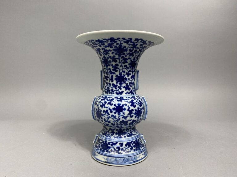 Chine, République - Vase de forme gu en porcelaine émaillée bleu blanc à décor…