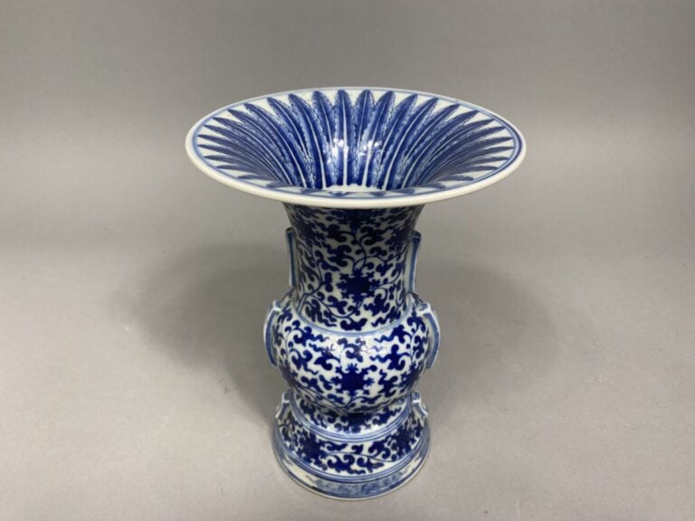 Chine, République - Vase de forme gu en porcelaine émaillée bleu blanc à décor…