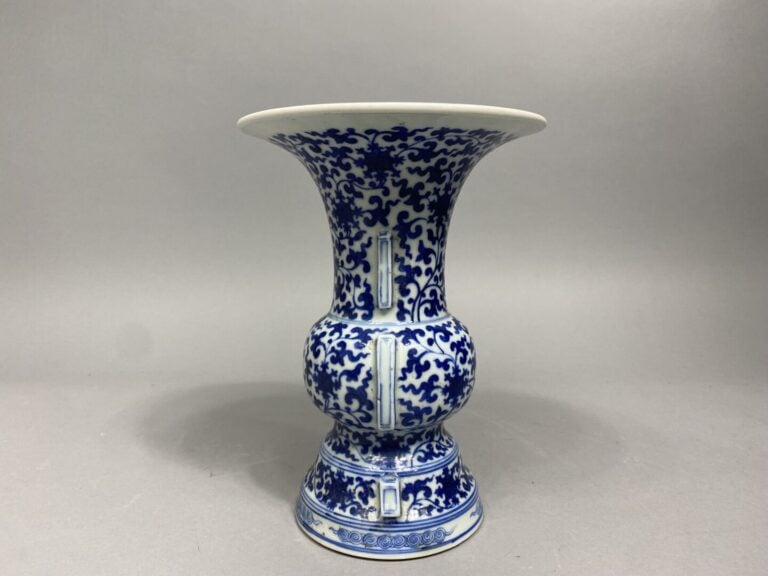 Chine, République - Vase de forme gu en porcelaine émaillée bleu blanc à décor…