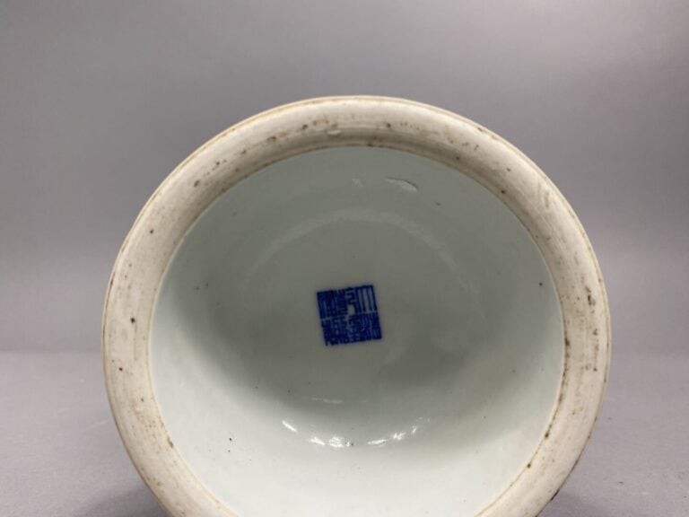 Chine, République - Vase de forme gu en porcelaine émaillée bleu blanc à décor…