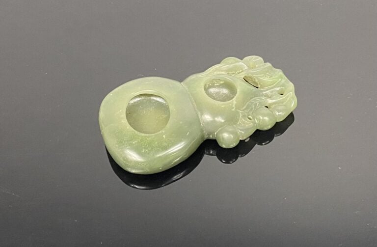 Chine - Rince pinceau en jade pâle sculpté formant une double gourde surmontée…