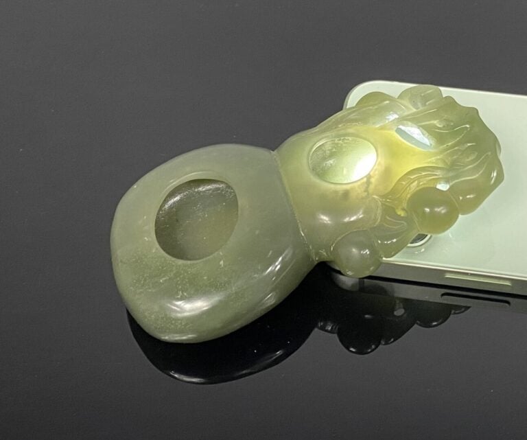 Chine - Rince pinceau en jade pâle sculpté formant une double gourde surmontée…