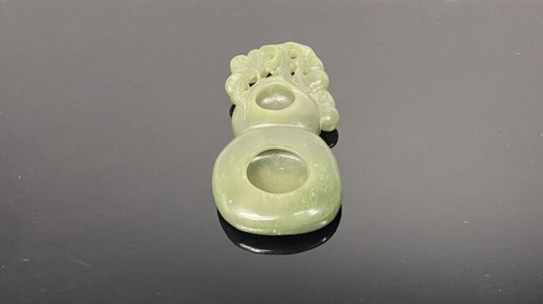 Chine - Rince pinceau en jade pâle sculpté formant une double gourde surmontée…