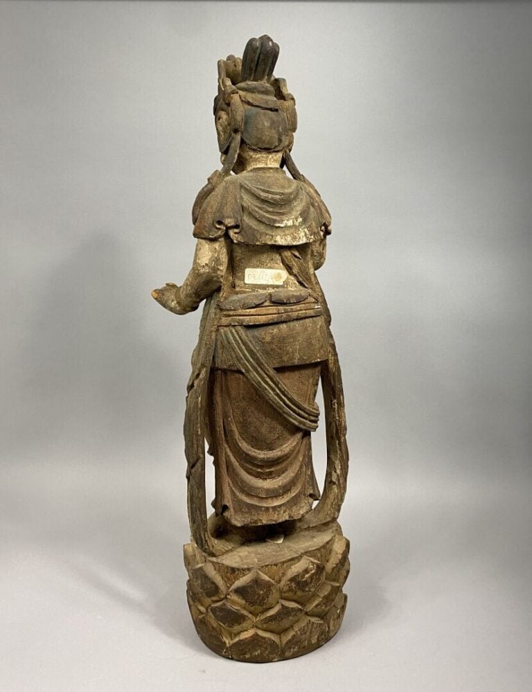 Chine - Sculpture en bois représentant une divinité debout sur un socle lotifor…