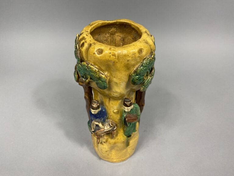 Chine, Shiwan - Vase en grès émaillé à décor en relief de cinq lettrés sous des…