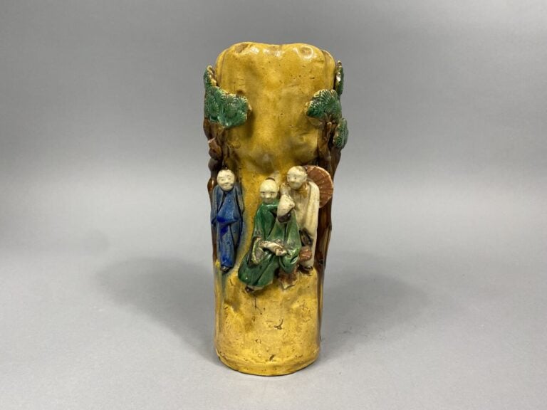 Chine, Shiwan - Vase en grès émaillé à décor en relief de cinq lettrés sous des…