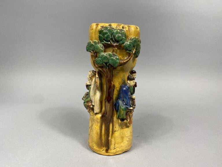 Chine, Shiwan - Vase en grès émaillé à décor en relief de cinq lettrés sous des…