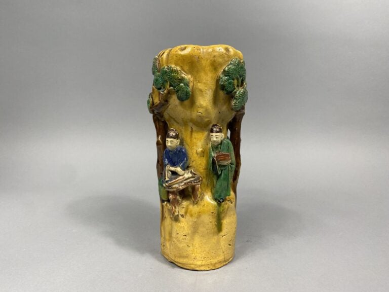 Chine, Shiwan - Vase en grès émaillé à décor en relief de cinq lettrés sous des…