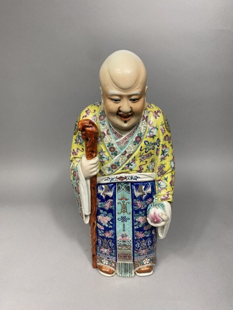 Chine - Statue d'immortel Shou en porcelaine émaillée polychrome représenté deb…