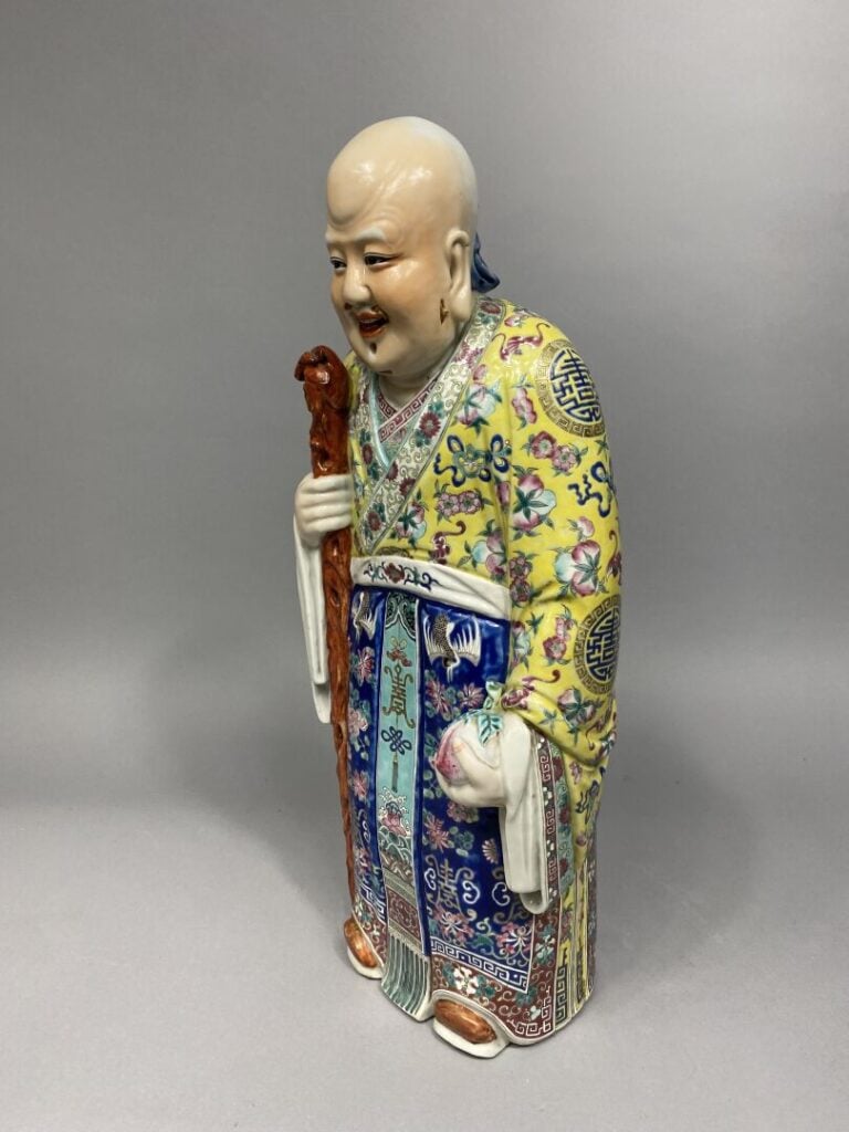 Chine - Statue d'immortel Shou en porcelaine émaillée polychrome représenté deb…