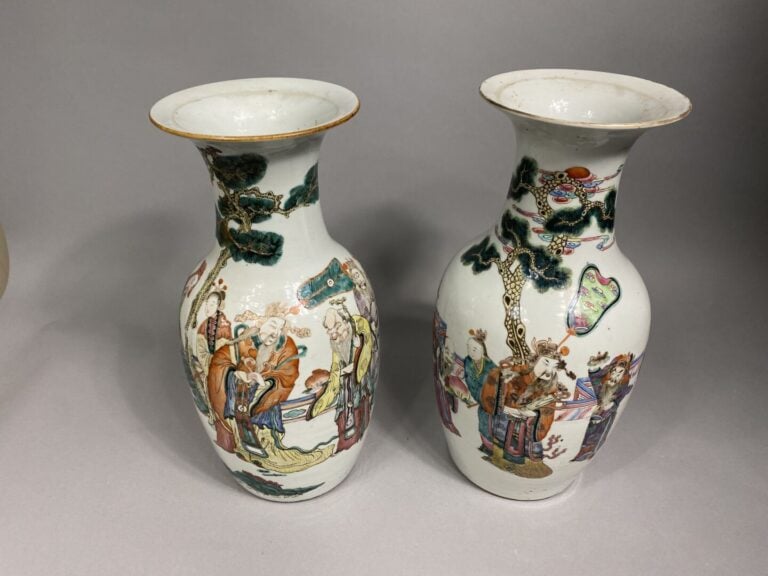 Chine - Suite de deux vases balustres en porcelaine émaillée dans le style de l…