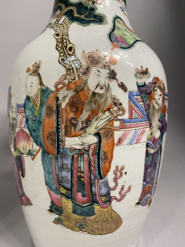 Chine - Suite de deux vases balustres en porcelaine émaillée dans le style de l…