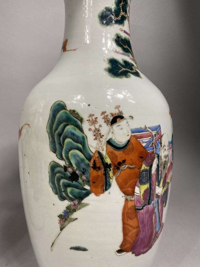 Chine - Suite de deux vases balustres en porcelaine émaillée dans le style de l…