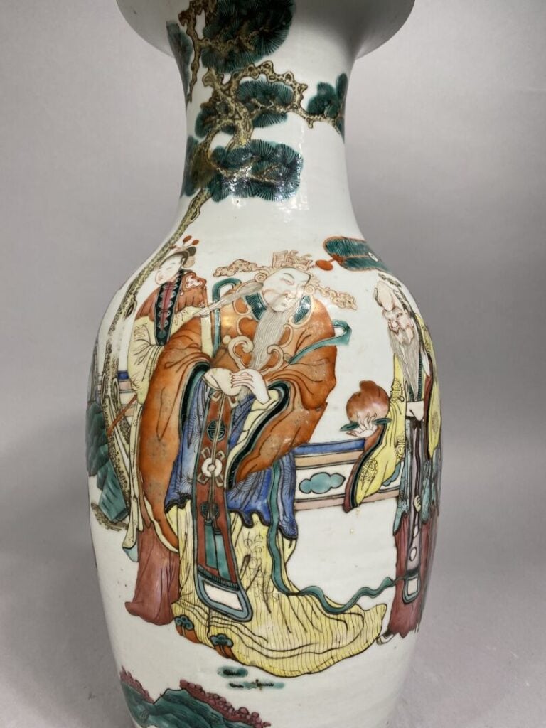 Chine - Suite de deux vases balustres en porcelaine émaillée dans le style de l…