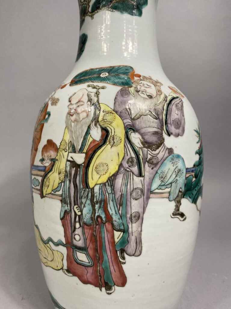 Chine - Suite de deux vases balustres en porcelaine émaillée dans le style de l…