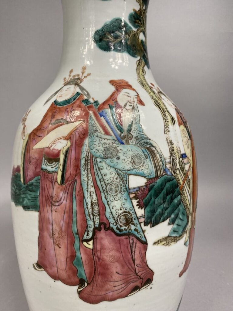 Chine - Suite de deux vases balustres en porcelaine émaillée dans le style de l…