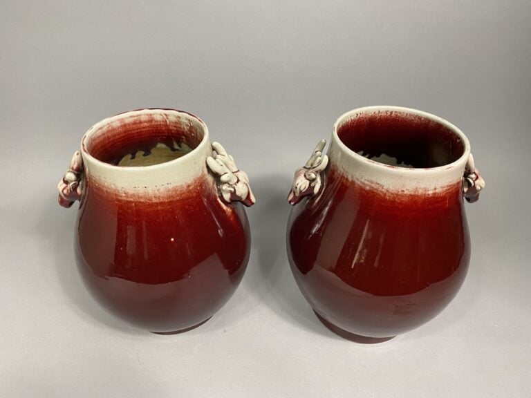 Chine - Suite de deux vases en porcelaine émaillée monochrome dit "sang de boeu…