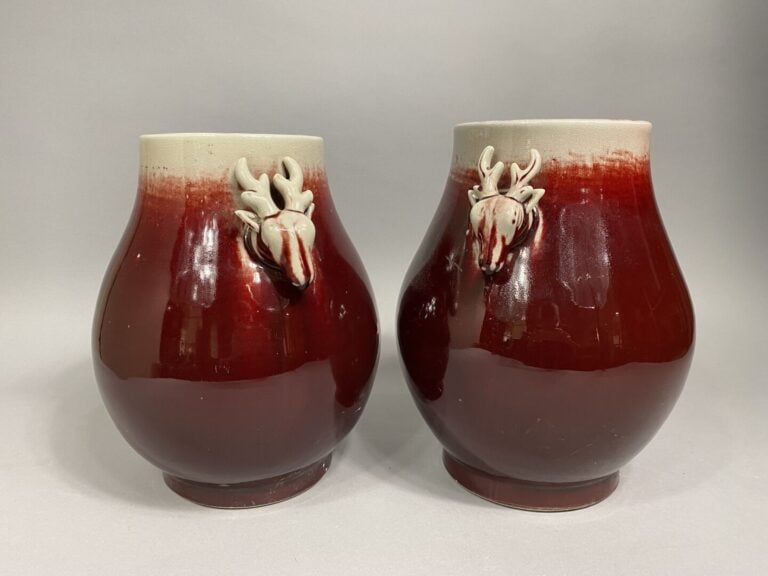Chine - Suite de deux vases en porcelaine émaillée monochrome dit "sang de boeu…