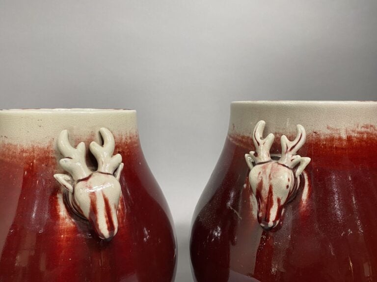 Chine - Suite de deux vases en porcelaine émaillée monochrome dit "sang de boeu…