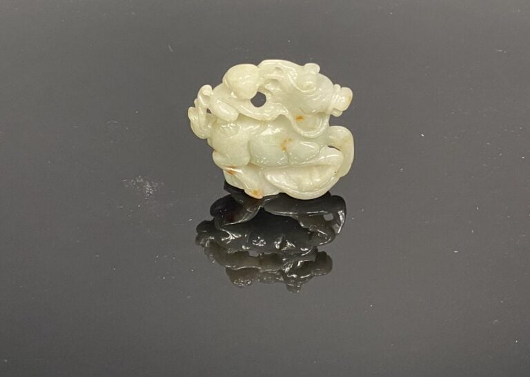 Chine - Sujet en jade et traces de rouille représentant un singe sur un cheval…