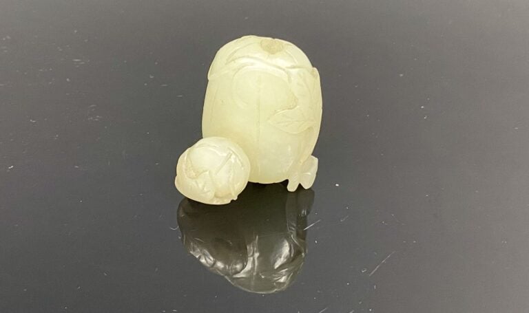 Chine - Sujet en jade sculpté formant à décor de feuillages - Poids : 55 g - H…