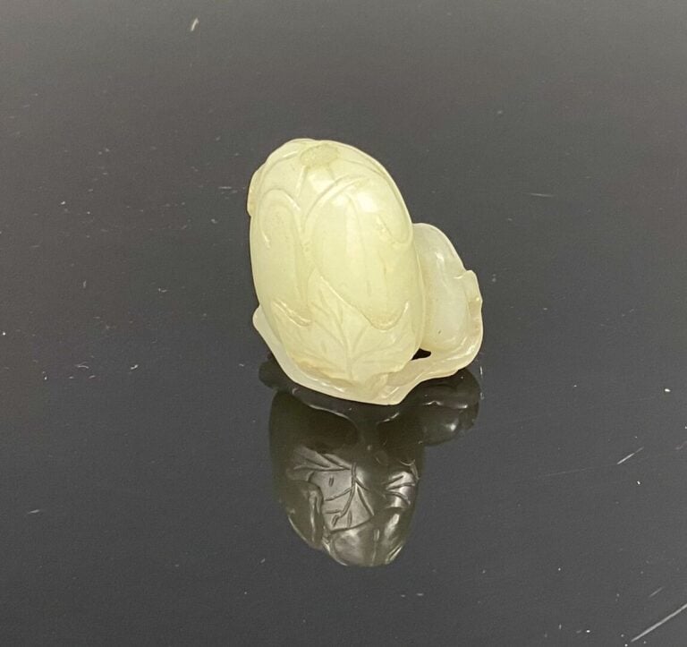 Chine - Sujet en jade sculpté formant à décor de feuillages - Poids : 55 g - H…