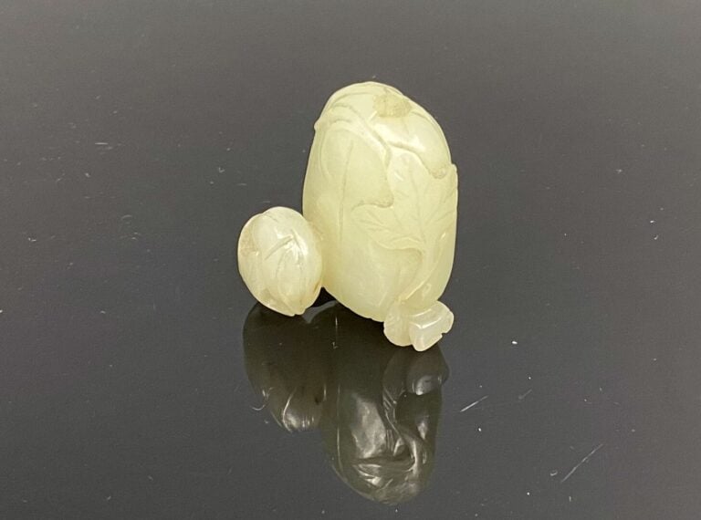 Chine - Sujet en jade sculpté formant à décor de feuillages - Poids : 55 g - H…
