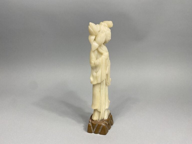 Chine - Sujet en pierre dure sculptée représentant une divinité debout tenant d…