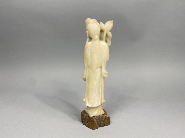 Chine - Sujet en pierre dure sculptée représentant une divinité debout tenant d…