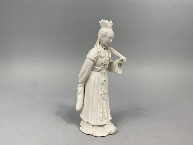 Chine - Sujet en porcelaine émaillée blanc de Chine représentant une divinité d…