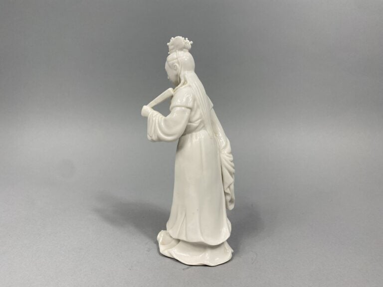Chine - Sujet en porcelaine émaillée blanc de Chine représentant une divinité d…