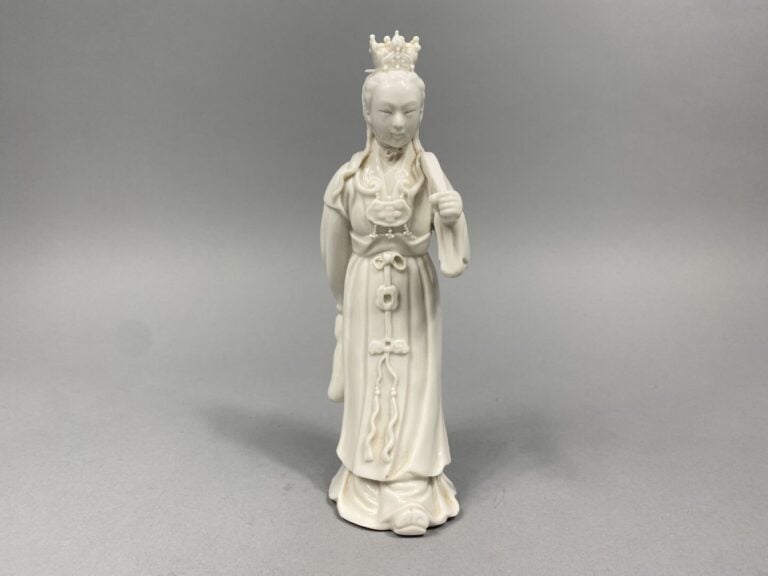 Chine - Sujet en porcelaine émaillée blanc de Chine représentant une divinité d…