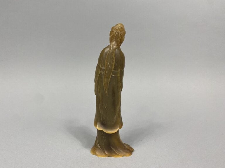 Chine - Sujet imitant la corne sculpté à l'effigie d'une guanyin debout - H : 1…